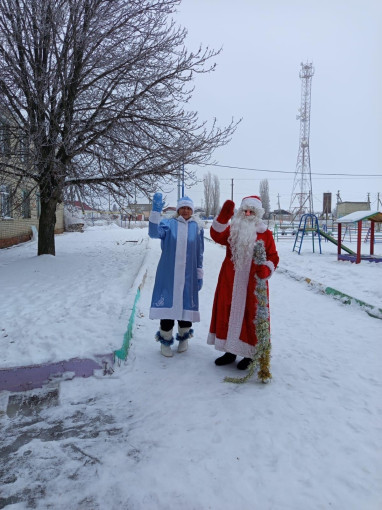 Дед Мороз и Снегурочка проходили мимо детского сада Дед Мороз и Снегурочка проходили мимо детского сада.